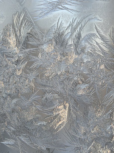 霜花图案，玻璃图案，霜，结冰的玻璃，窗户上的霜花图案，雪的特写，雪的微距摄影，美丽的雪花照片，美丽的雪景照片，雪背景纹理，白色背景，雪花的特写，美丽的冬季图片下载