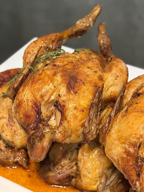 烤鸡切片，皮脆，饰以百里香和香草，适合餐桌、周日午餐或圣诞晚餐图片下载