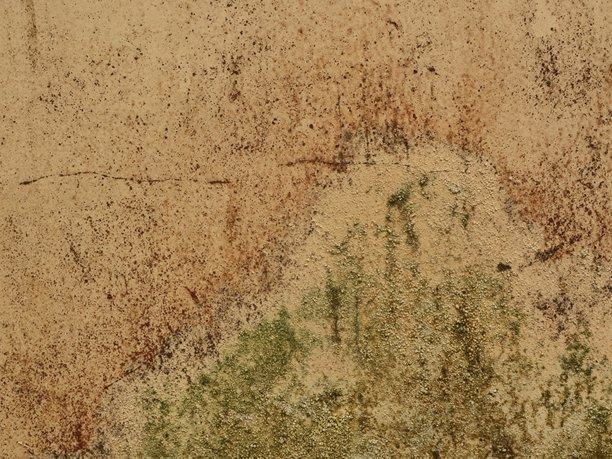 布满风化剥落油漆的混凝土墙纹理，非常适合复古背景图片下载