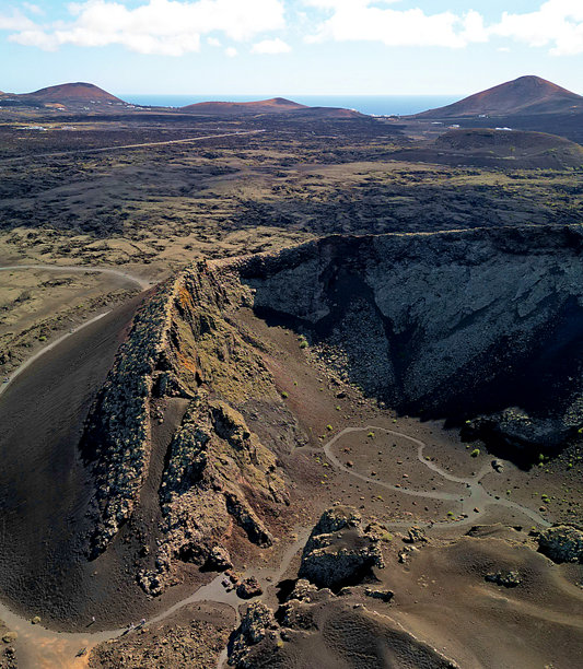 兰萨罗特岛 - 加那利群岛 - 西班牙 - 岛上众多火山之一，航拍照片图片下载