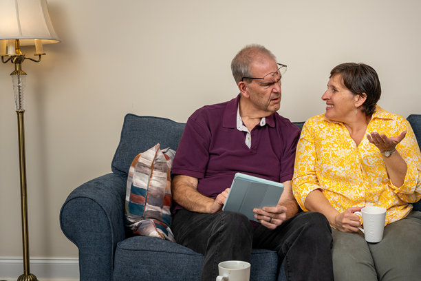 昏暗房间里，一位老人正专注地看电视图片下载