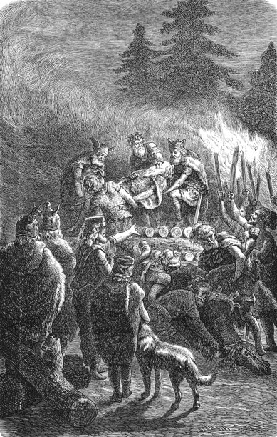 条顿人苏比人的葬礼，详细木刻画，描绘了维京时代在森林中举行的仪式活动，火炬照亮了中央平台周围的人物，古老的复古插画，1880年。图片下载