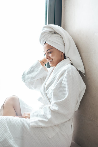 女子在浴室穿着浴袍的素材图图片下载