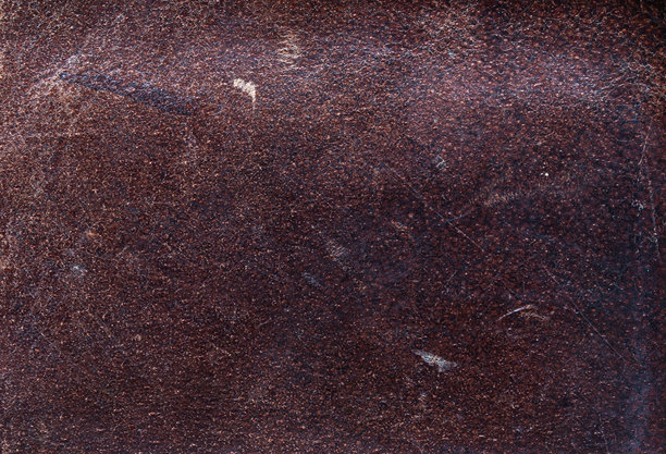 深棕色复古皮革纹理，带有天然纹路和细微划痕，为经典工艺或时尚设计提供质朴的旧材料背景图片下载