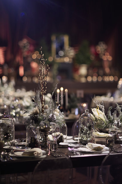 优雅的冬季主题餐桌布置，配有蜡烛和鲜花装饰。素材图片图片下载