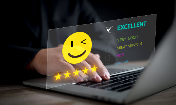 一位商务男士用手指触摸或按压虚拟屏幕上的笑脸和星星，以表示满意、评价服务或评分。体现满意度和客户服务的概念。图片下载
