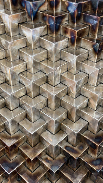 抽象金属几何墙板，带有重复的3D立方体图案图片下载