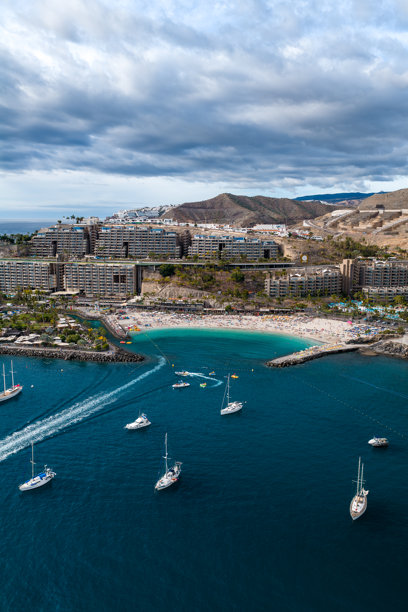 格兰卡纳利亚阿马多雷斯海滩码头和梯田式度假村的鸟瞰图图片下载