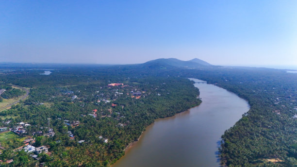 喀拉拉邦Kannur地区Ezhimala山脉的风景优美的景色。图片捕捉了俯瞰阿拉伯海的雄伟的七座山丘，周围环绕着郁郁葱葱的绿色植被和崎岖的地形。图片下载