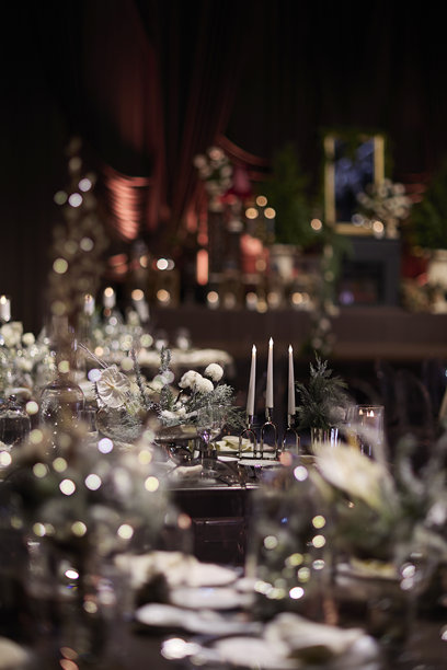 烛光与花卉装饰的优雅冬季主题餐桌布置。素材图片图片下载