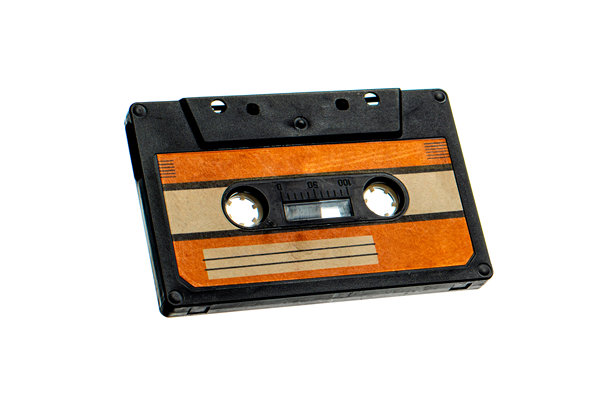 一个复古的黑色录音带，带有橙色纸质标签，孤立在白色背景上。图片下载