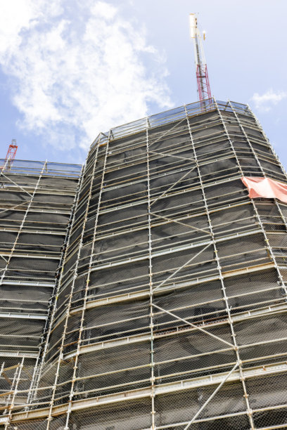 城市摩天大楼建设，白色背景，留有复制空间图片下载