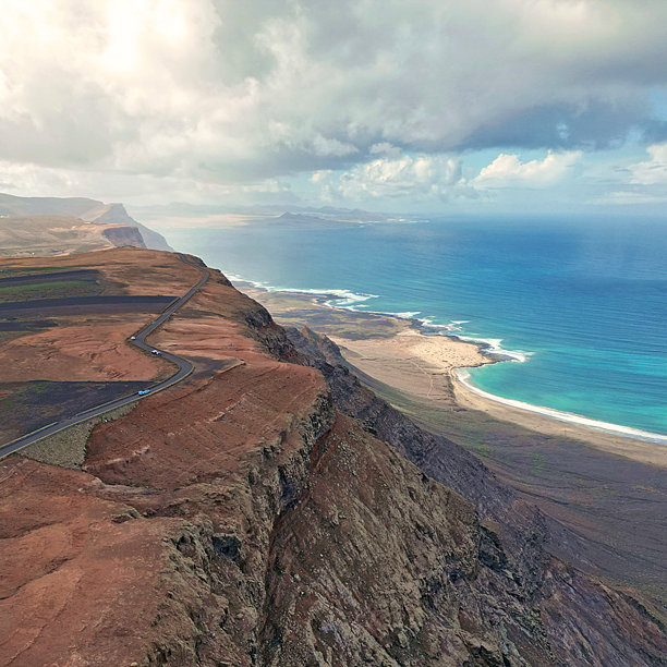 兰萨罗特 - 加那利群岛 - 西班牙 - 美丽的无人海滩航拍照片图片下载
