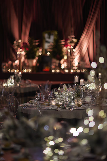 优雅的冬季主题餐桌布置，配有蜡烛和鲜花装饰。图库照片图片下载