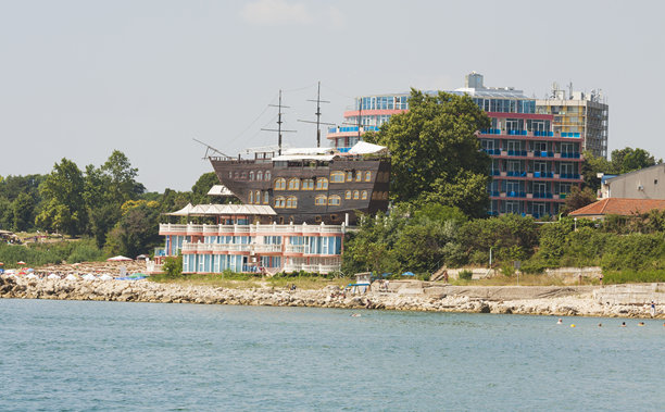 夏季，圣君士坦丁和海伦娜度假村海滩上的天狼星酒店和天狼星帆船餐厅。图片下载
