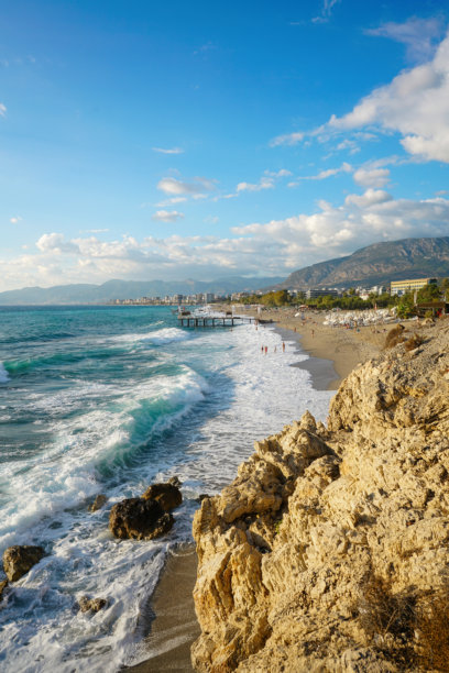 地中海海岸线的垂直大气照片，有悬崖和美丽的海浪。图片下载