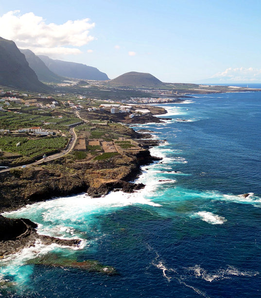 加拉奇科 - 特内里费岛 - 西班牙 - 海洋与融入其中的山脉的美丽全景。高品质无人机照片。图片下载