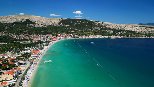 克罗地亚巴什卡克尔克镇全景，岛上美丽的海滩。高品质航拍照片。图片下载