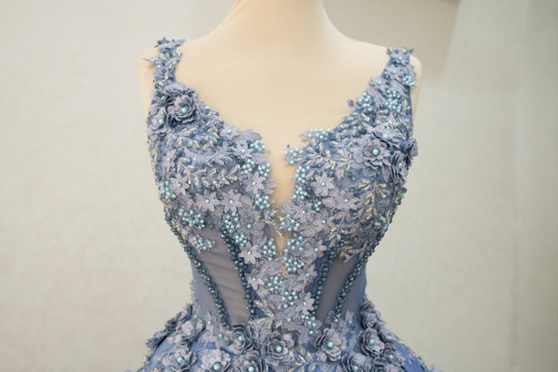 穿着蓝色碎花晚礼服的模特，特写照片图片下载