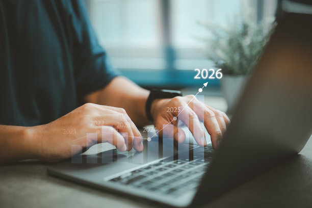 一个人正在用笔记本电脑打字，屏幕上叠加着显示2021年至2026年增长的未来图表图片下载