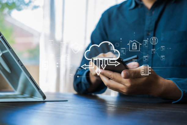 办公室背景下，手在智能手机虚拟屏幕上触摸安全访问服务边缘图标，涉及密码、网络、框架和支持技术。安全访问服务边缘概念。图片下载