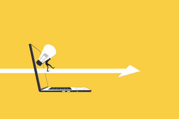 商人从电脑屏幕中伸出一盏发光的灯泡，象征着数字创新的创意图片下载