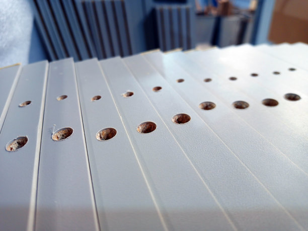 用于组装的家具部件，钻有孔，特写。插画。家具生产过程。图片下载