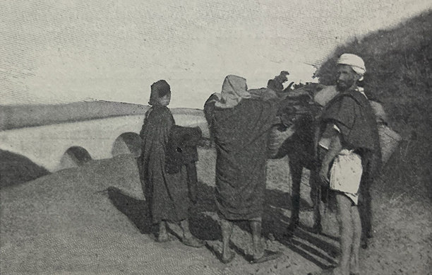 老式插画 - 一群摩洛哥男人站着交谈图片下载