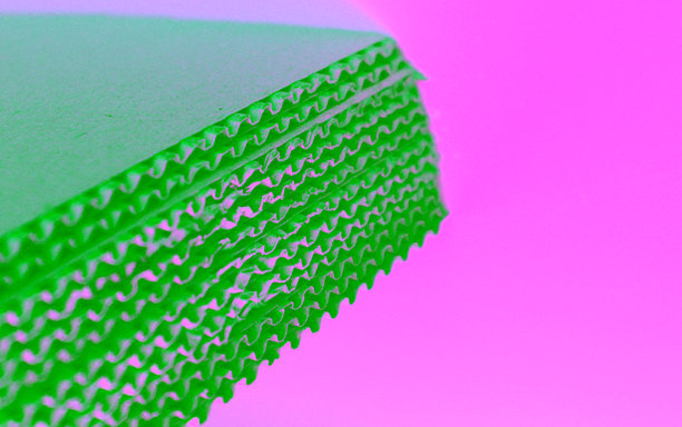 棕色瓦楞纸板的平滑垫片紧密压合的特写照片图片下载