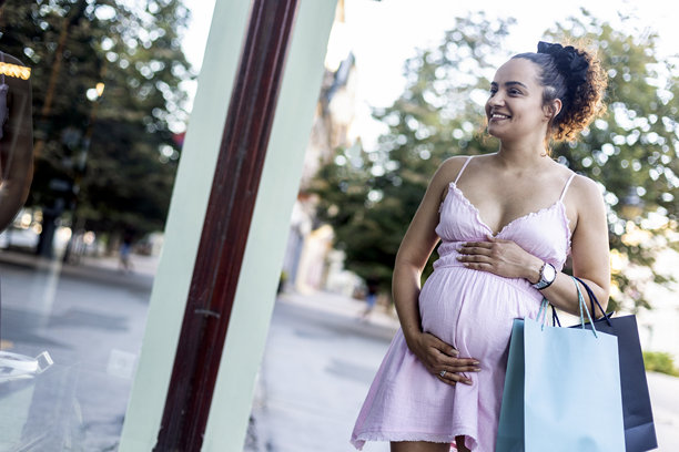 孕妇在橱窗购物图片下载
