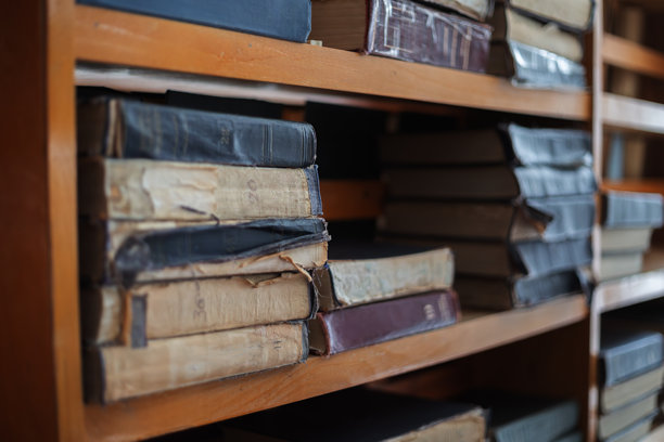 老式复古书籍塞满了木制图书馆的书架图片下载