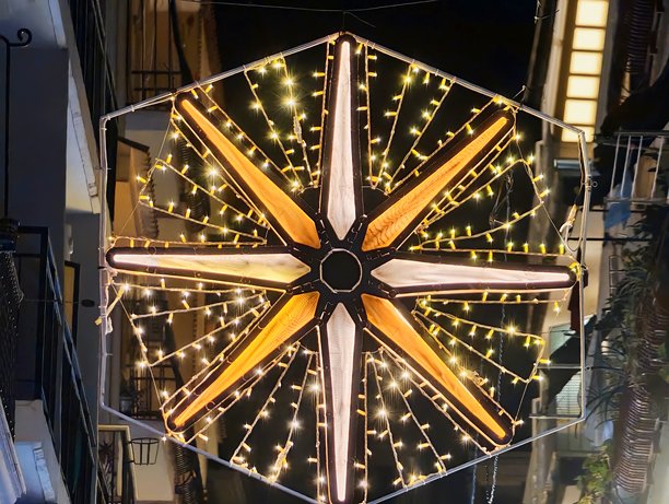 复古街道标志，上方十边形星形灯发出温暖的黄光，充满复古城市魅力图片下载