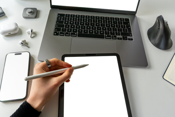 现代办公室样机，配有平板电脑和智能手机白屏图片下载