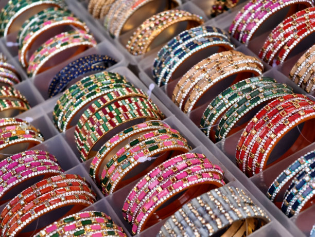 印度，商店里陈列的女性彩色手镯，货架上摆放着待售的金属和玻璃手镯，成串的手镯。图库照片图片下载