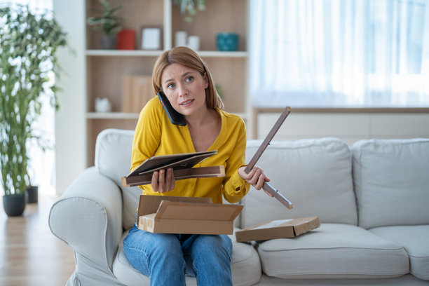 一位女士就损坏的照片框致电客服图片下载