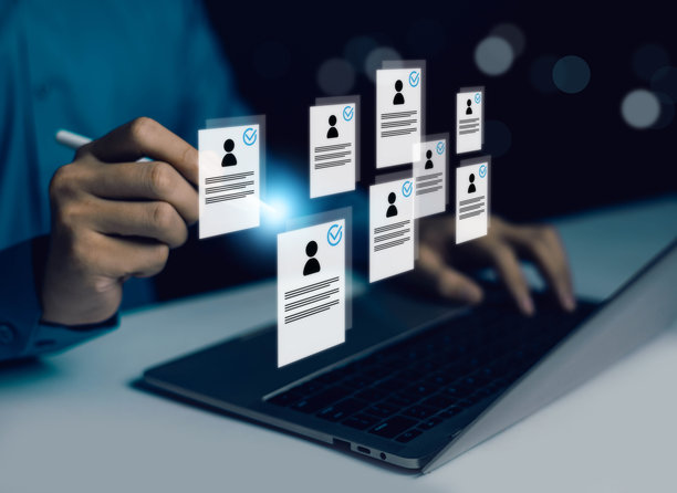 数字化招聘流程的可视化，一位人力资源经理正在虚拟屏幕上从简历列表中挑选最佳候选人。图片下载