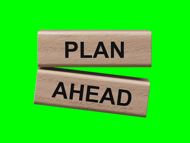 提前规划的符号。带有“提前规划”字样的木块。商业和提前规划概念。木块。复制空间。绿色屏幕上的 3D 渲染，用于素材和剪辑路径。图片下载