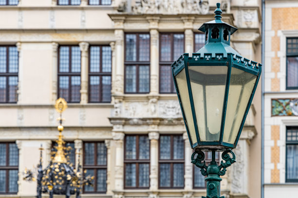 德国汉诺威老房子背景下的老式绿色路灯，照片中右侧的路灯是模糊的图片下载