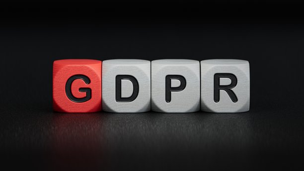 商业GDPR概念。手和假木立方体块。木制元素的特写，商业概念。在黑色背景上的3D渲染。图片下载
