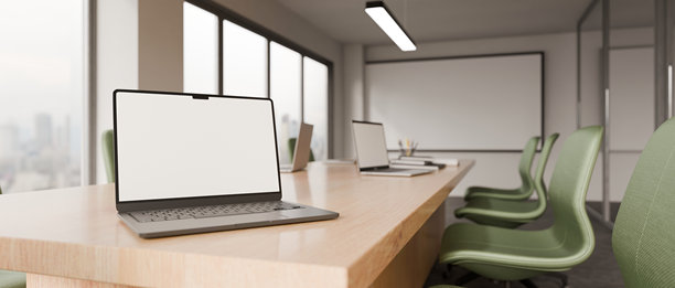 会议室里的笔记本电脑空屏幕，配有绿色椅子和城市景观窗户，3D渲染图片下载
