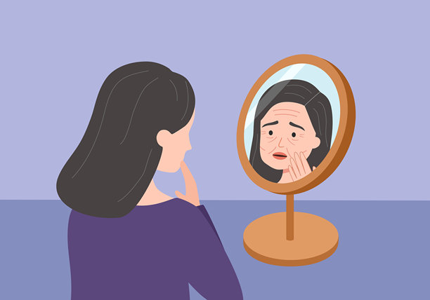 一位女性在镜子前看着自己有皱纹的脸，显得很担忧。面部衰老皮肤问题。图片下载