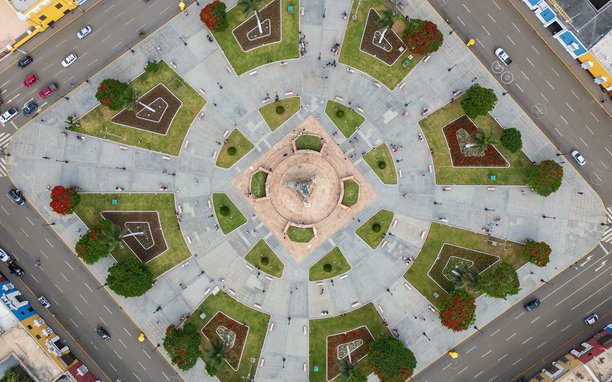 秘鲁文化遗产和度假胜地特鲁希略武器广场的航拍无人机照片图片下载