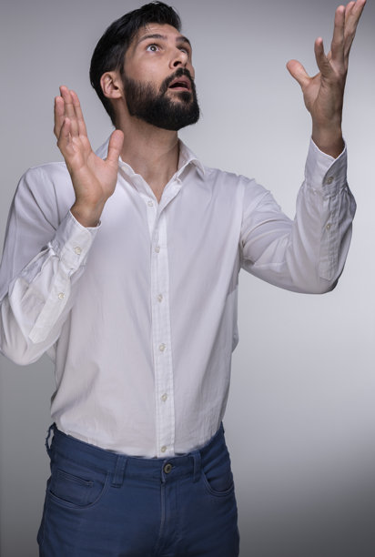 身穿白衬衫和蓝色长裤的男士的商业照片图片下载