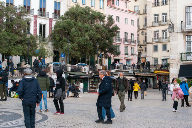 欧洲城市繁忙的商业街，有商店和咖啡馆图片下载