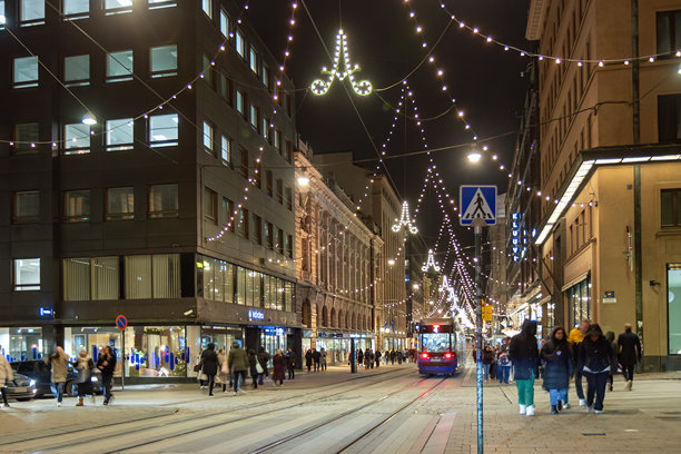 芬兰赫尔辛基的亚历山大大街，圣诞灯饰闪耀。这条主要的商业街装饰着节日彩灯，吸引着冬日假期期间的当地居民和游客。图片下载