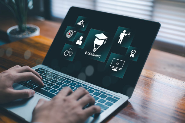 电子学习概念，笔记本电脑屏幕显示在线教育图标，数字培训，商务学习，技能发展和知识增长，现代工作空间和技术背景。图片下载