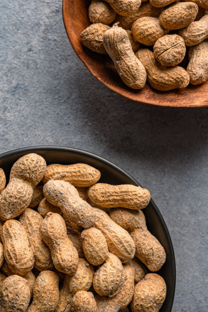 复古石材背景上烤制并加盐的花生图片下载