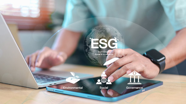 ESG（环境、社会和公司治理）概念，包含数字图标和笔记本电脑及平板电脑上的地球仪。可持续商业、企业责任、道德投资和ESG战略。图片下载