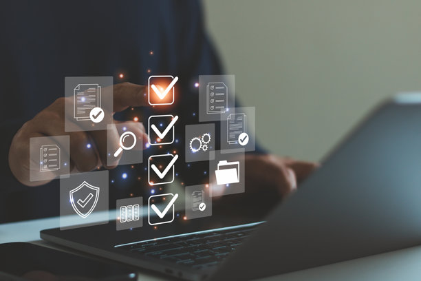 数字清单文档管理概念。审批流程、数据验证、工作流自动化技术、网络安全、业务合规。男子使用带有虚拟界面图标的笔记本电脑。图片下载