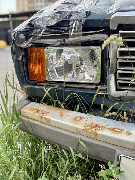 被覆盖的复古残骸，被大自然侵蚀的旧车，被植物覆盖而废弃的生锈汽车，被腐蚀和绿植吞没的破损废弃汽车图片下载